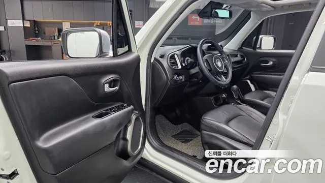 Jeep Renegade — Фото автомобиля 15