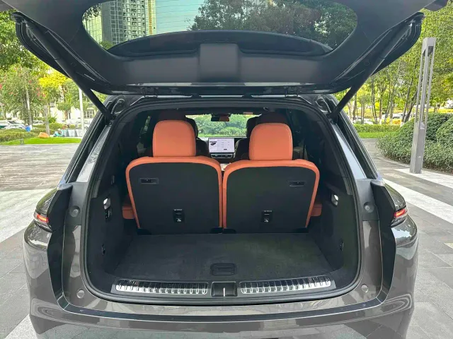 Li Auto L8 — Фото автомобиля 12