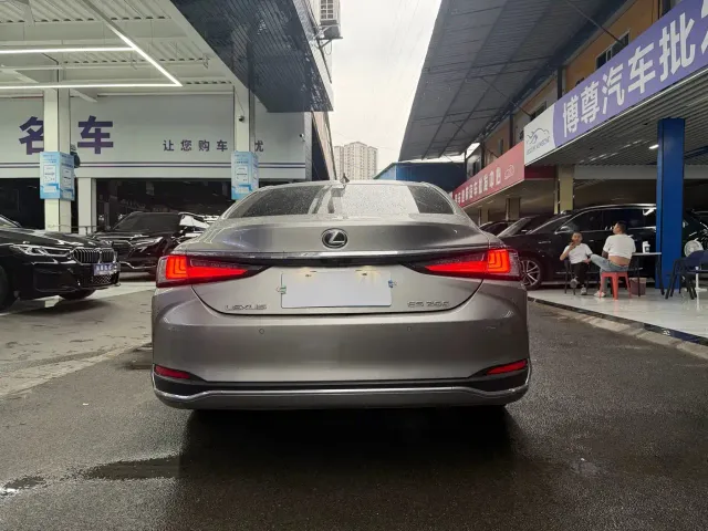 Lexus ES — Фото автомобиля 22