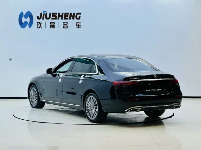 Mercedes-Benz E-Class — Фото автомобиля 2