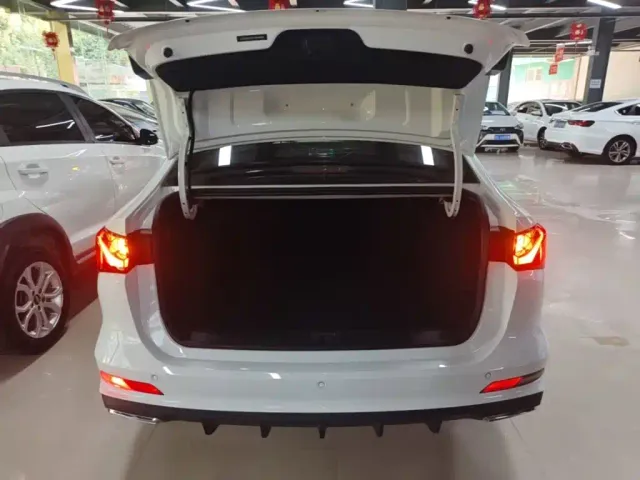 Roewe i5 — Фото автомобиля 18