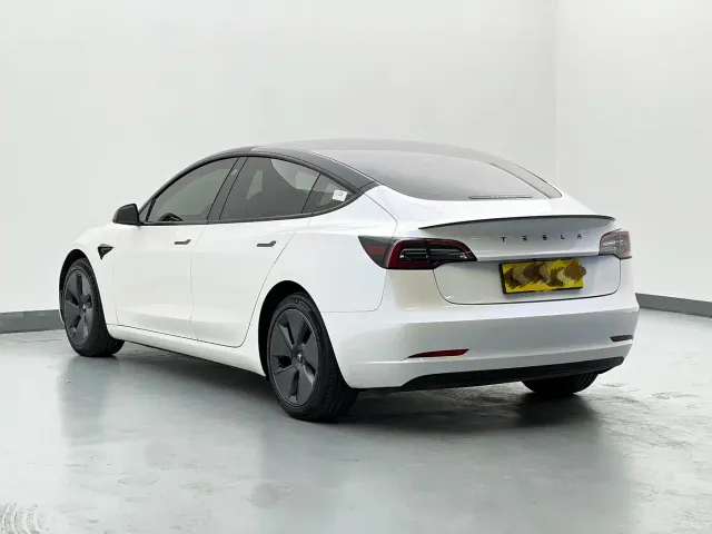 Tesla Model 3 — Фото автомобиля 4
