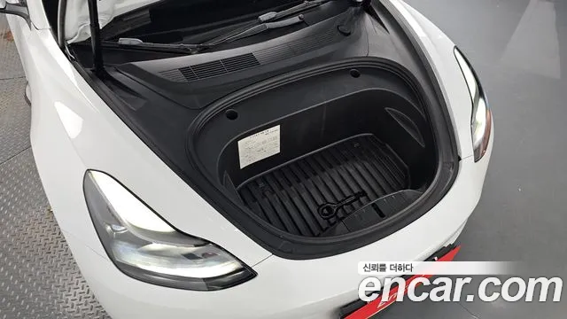 Tesla Model 3 — Фото автомобиля 5