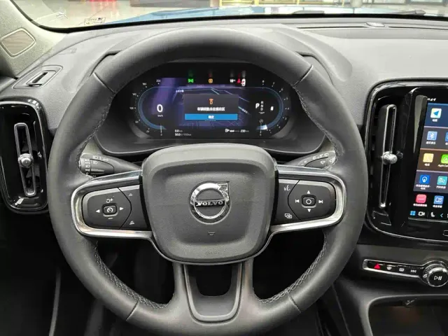 Volvo XC40 — Фото автомобиля 8