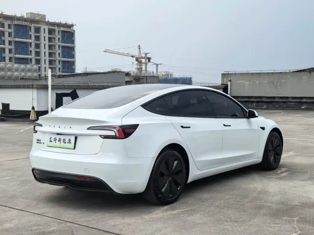 Tesla Model 3 — Фото автомобиля 8