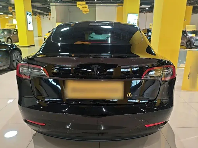 Tesla Model 3 — Фото автомобиля 5