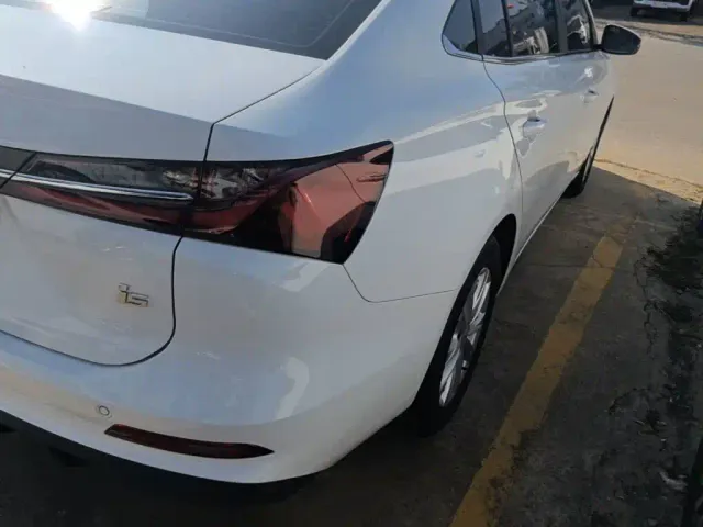 Roewe i5 — Фото автомобиля 7