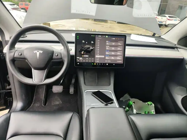 Tesla Model Y — Фото автомобиля 9