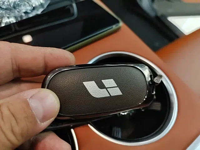 Li Auto L8 — Фото автомобиля 8