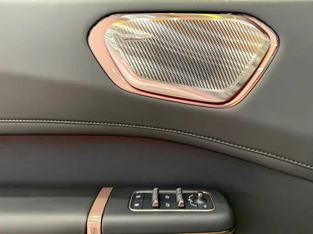 Lynk & Co 900 — Фото автомобиля 12