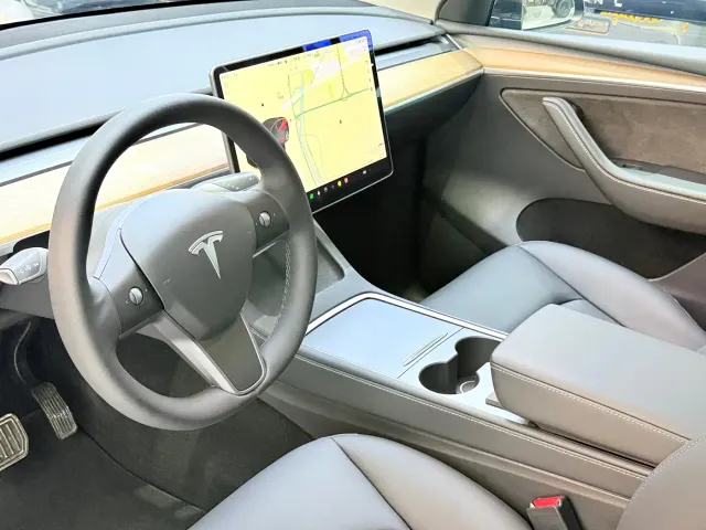Tesla Model Y — Фото автомобиля 6
