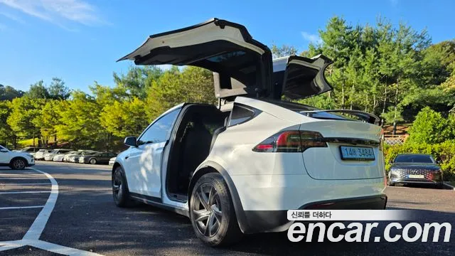 Tesla Model X — Фото автомобиля 3