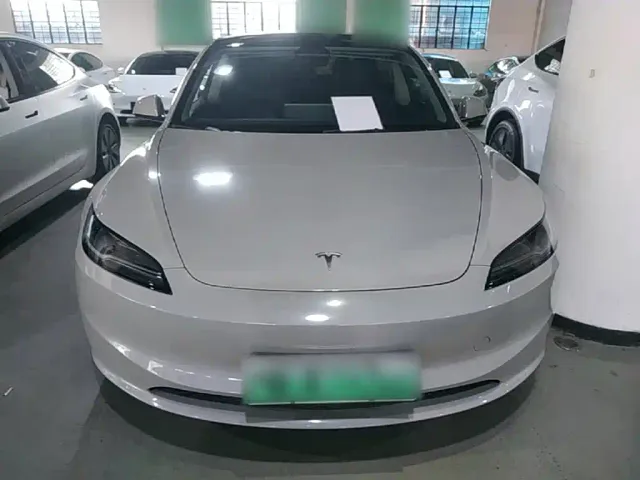 Tesla Model 3 — Фото автомобиля 2