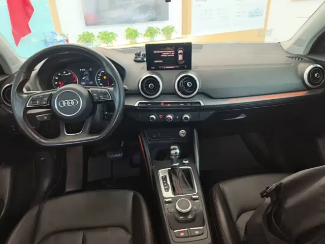 Audi Q2L — Фото автомобиля 9