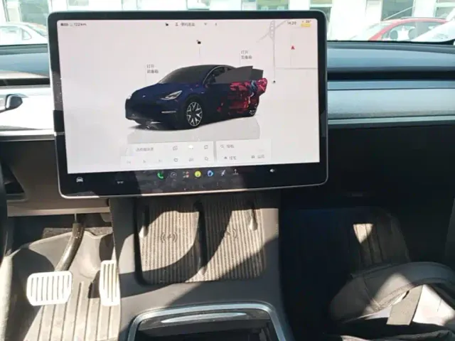 Tesla Model Y — Фото автомобиля 12