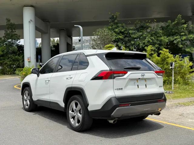 Toyota RAV4 — Фото автомобиля 10