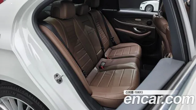 Mercedes-Benz E-Class — Фото автомобиля 11