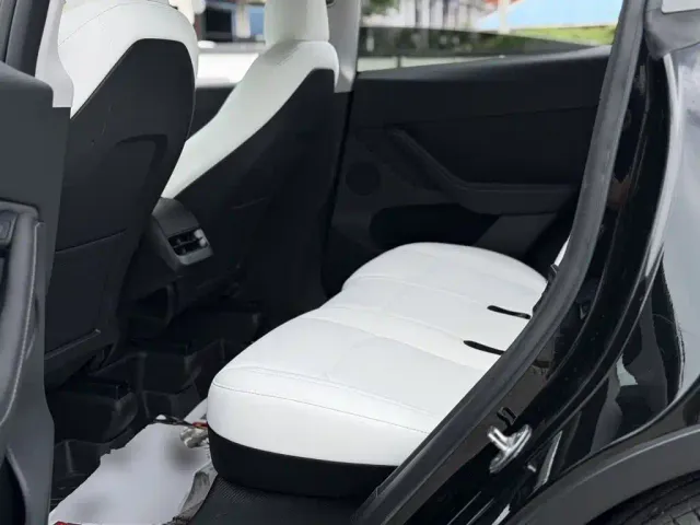 Tesla Model Y — Фото автомобиля 16