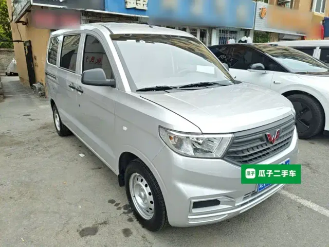 Wuling Hongguang V — Фото автомобиля 3