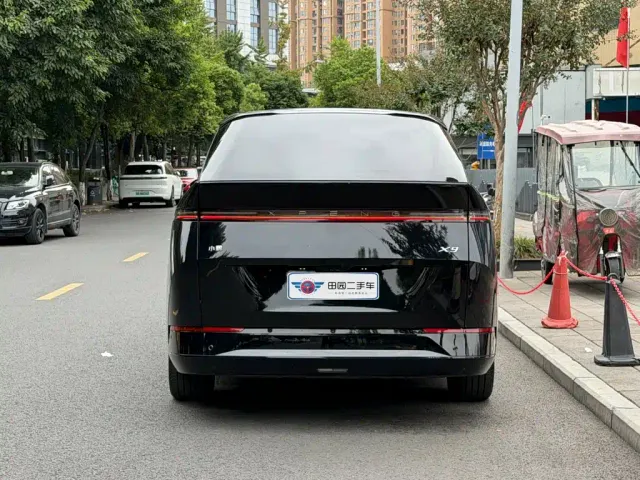 Xpeng X9 — Фото автомобиля 5
