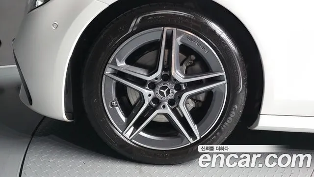 Mercedes-Benz E-Class — Фото автомобиля 5