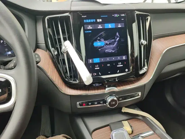 Volvo XC60 — Фото автомобиля 12