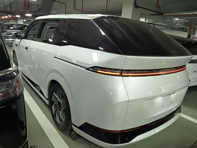 Xpeng X9 — Фото автомобиля 4