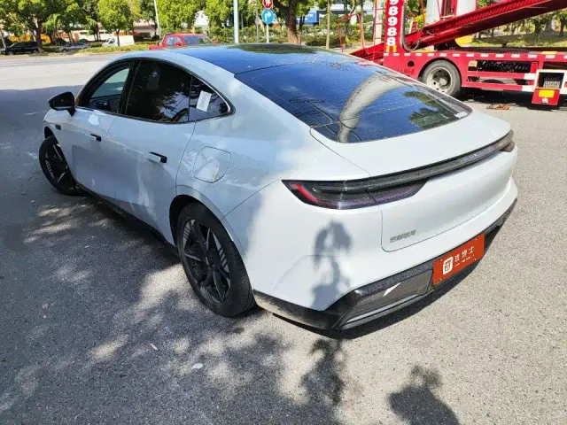 Geely Galaxy E8 — Фото автомобиля 4