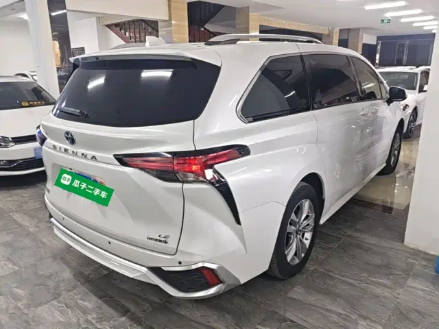 Toyota Sienna — Фото автомобиля 6