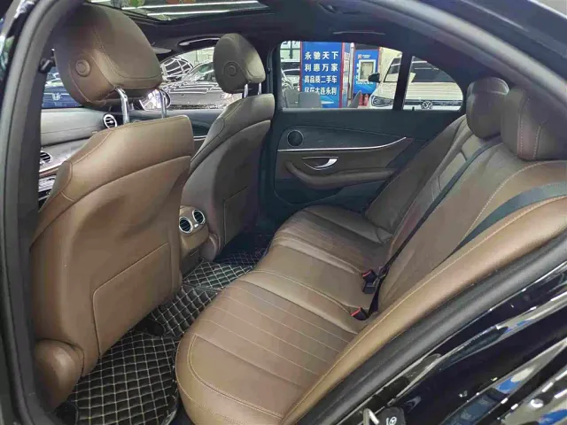 Mercedes-Benz E-Class — Фото автомобиля 3