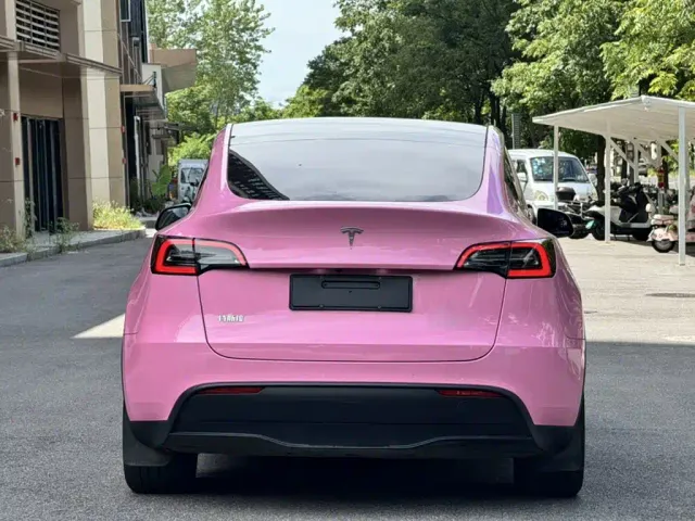 Tesla Model Y — Фото автомобиля 16