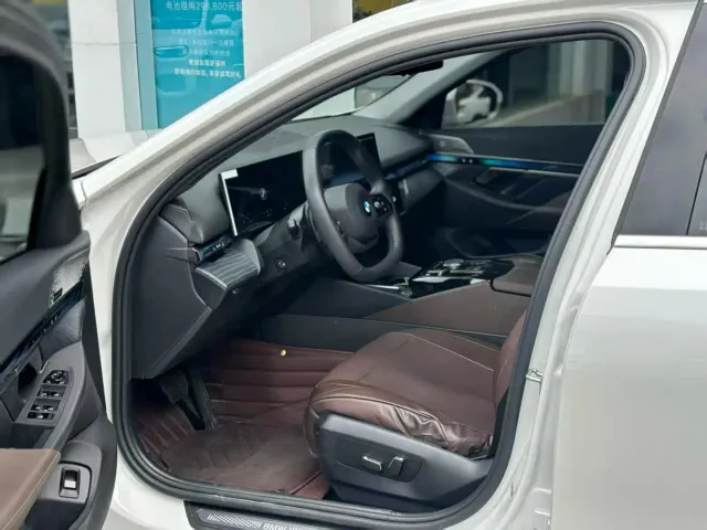 BMW 5 Series — Фото автомобиля 3