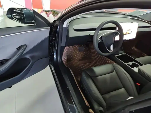 Tesla Model 3 — Фото автомобиля 15