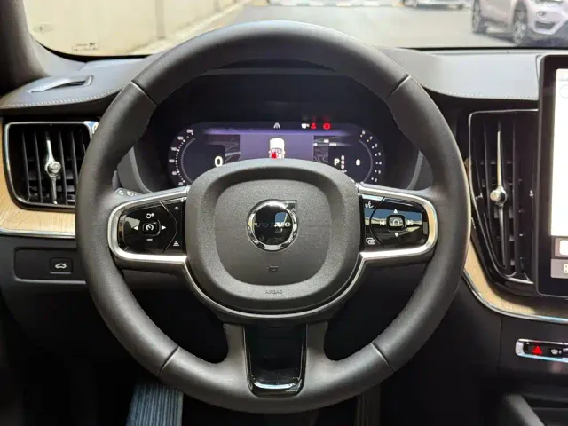 Volvo XC60 — Фото автомобиля 12