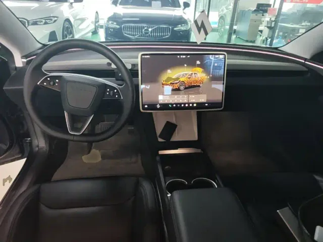 Tesla Model 3 — Фото автомобиля 5