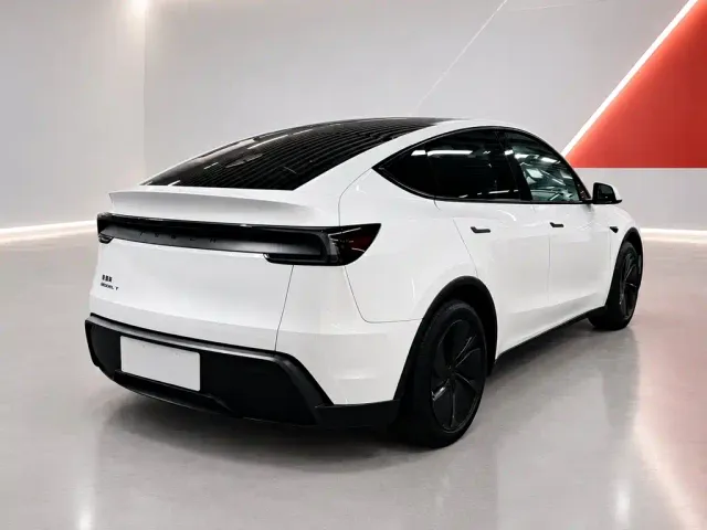 Tesla Model Y — Фото автомобиля 6
