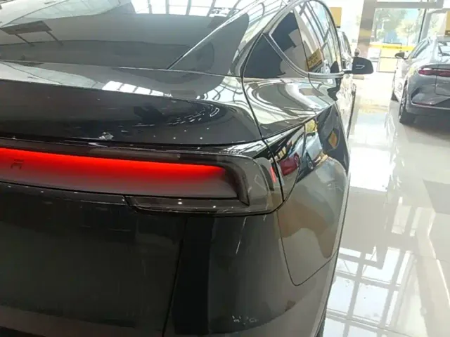 Tesla Model Y — Фото автомобиля 7