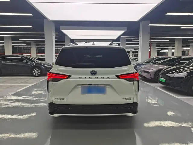 Toyota Sienna — Фото автомобиля 19