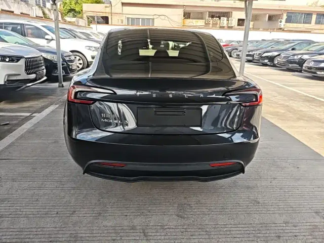 Tesla Model 3 — Фото автомобиля 5