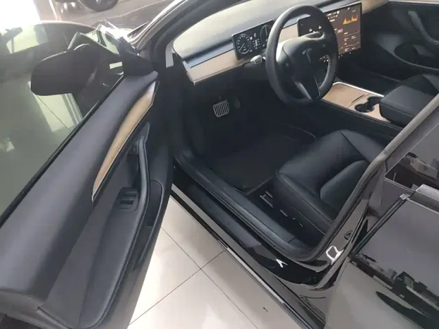 Tesla Model 3 — Фото автомобиля 11