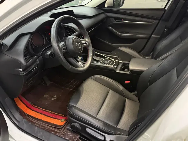 Mazda Axela — Фото автомобиля 5