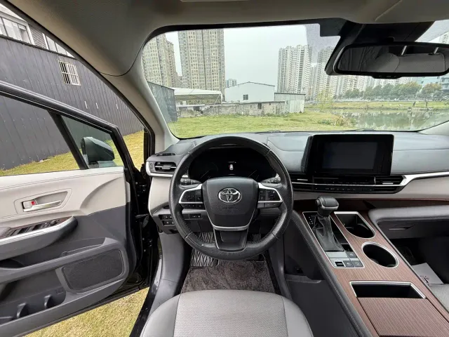 Toyota Sienna — Фото автомобиля 10