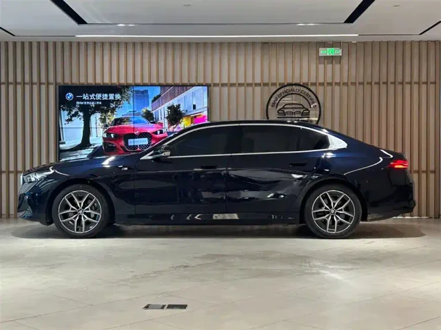 BMW i5 — Фото автомобиля 4