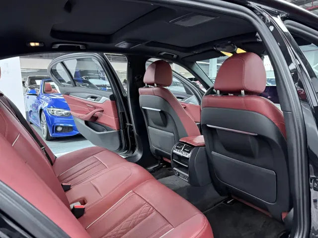 BMW 5 Series — Фото автомобиля 11