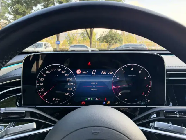 Mercedes-Benz E-Class — Фото автомобиля 14
