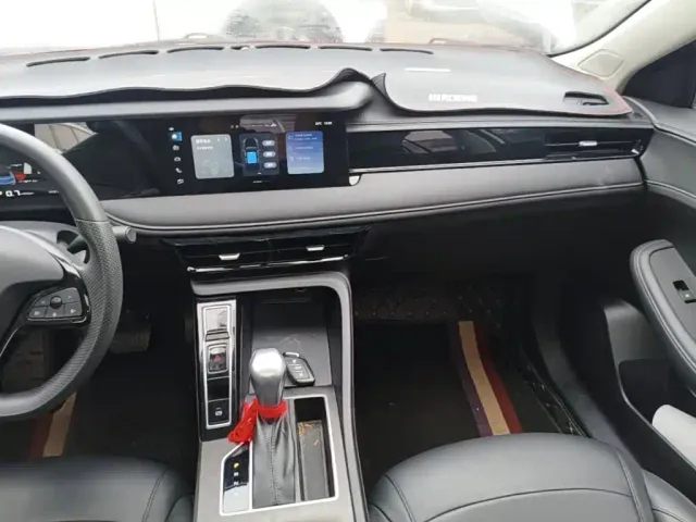Roewe Roewe i5 2023 1.5L CVT Luxury Edition — Фото автомобиля 12