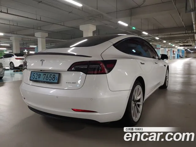 Tesla Model 3 — Фото автомобиля 4