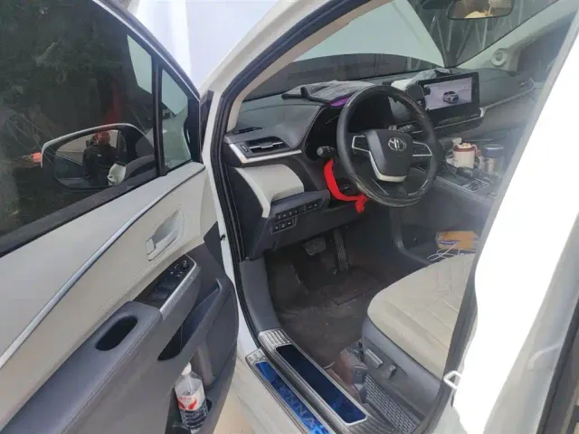Toyota Sienna — Фото автомобиля 13