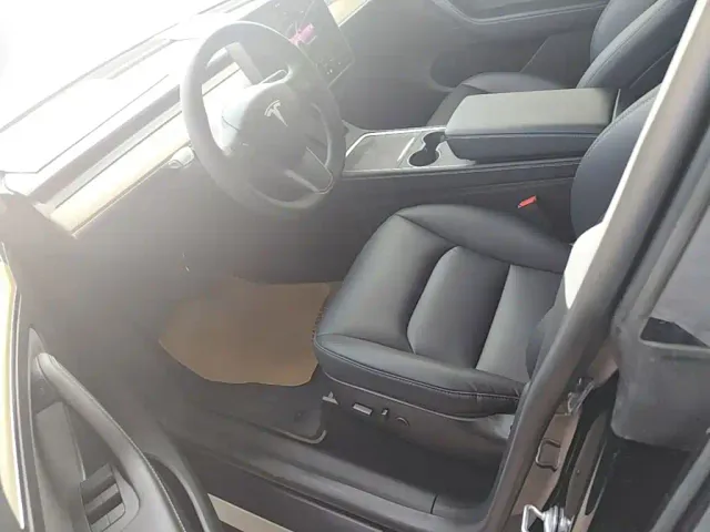 Tesla Model Y — Фото автомобиля 14