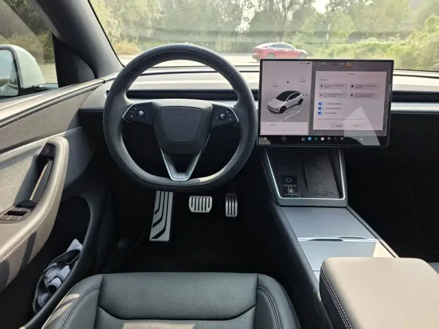 Tesla Model Y — Фото автомобиля 13